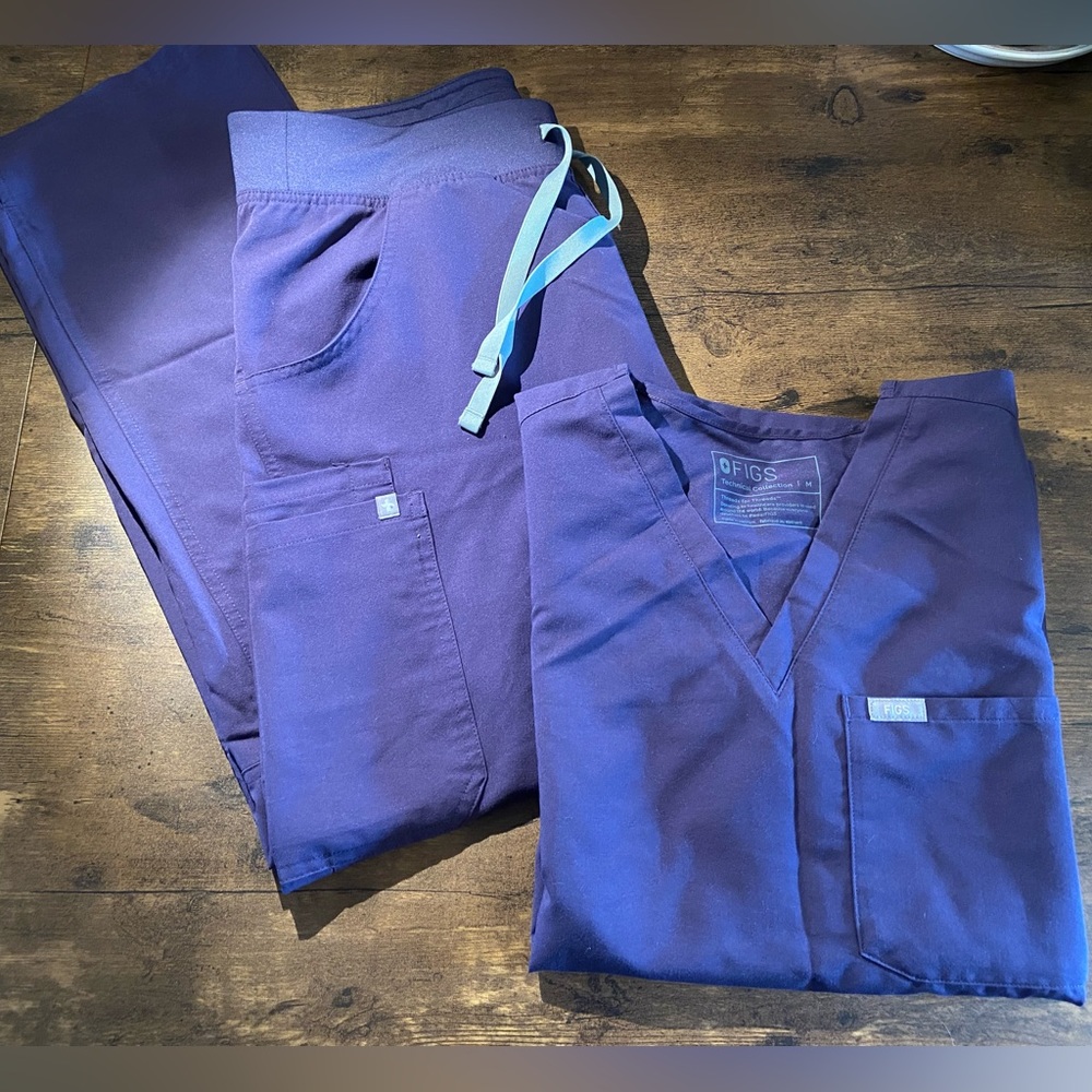 FIGS M Scrub Set